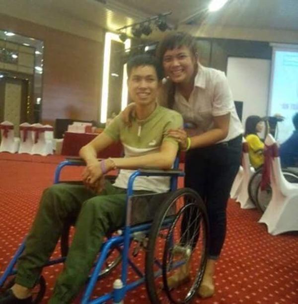 Cãi lời bố mẹ, cô gái quyết cưới chàng trai liệt tứ chi, cuộc sống sau 8 năm đã trả lời mọi câu hỏi-1