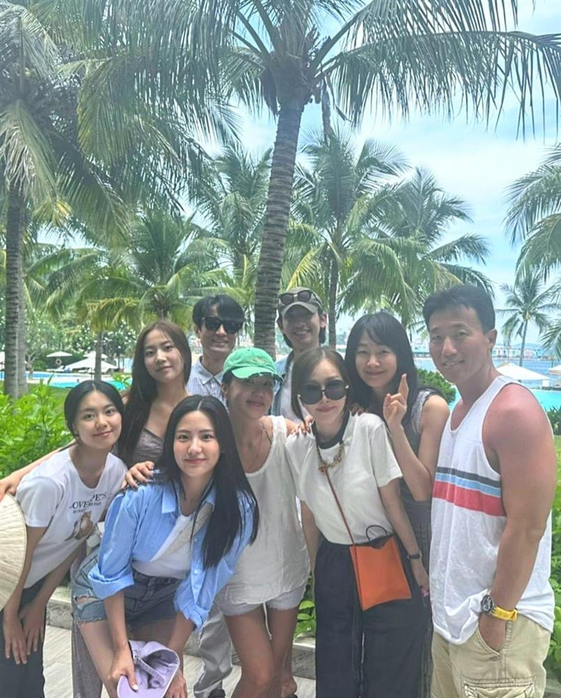 Dàn sao Doctor Cha xả ảnh nghỉ dưỡng ở Việt Nam-1