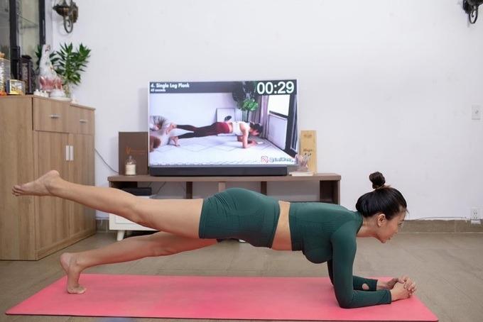Á hậu Mâu Thủy: Bầu vượt mặt vẫn tập yoga, sinh con 1 tháng đã trở lại tập-2