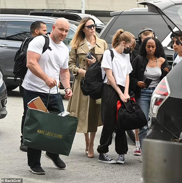 Pax Thiên trông trưởng thành, rắn rỏi bên gia đình-2