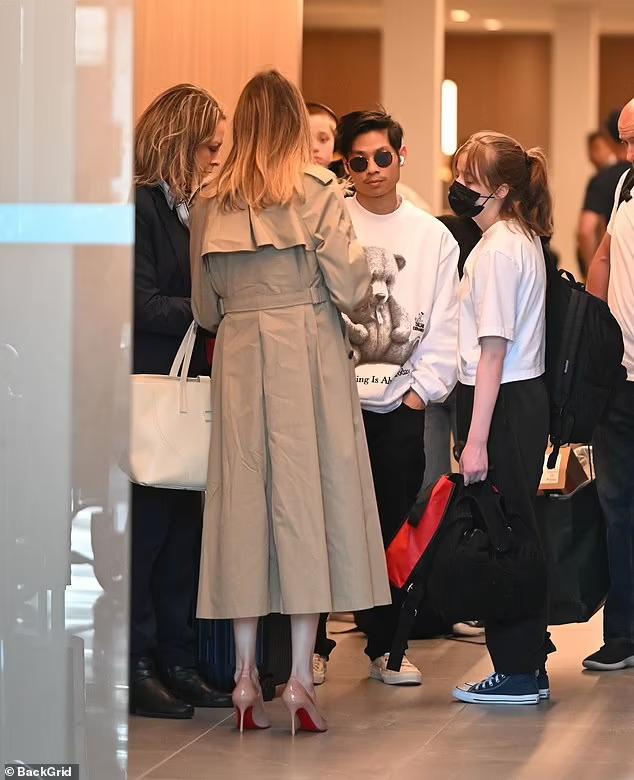 Pax Thiên trông trưởng thành, rắn rỏi bên gia đình-4