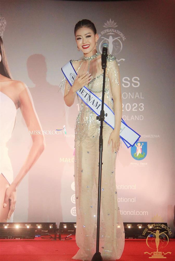 Váy dạ hội sến sẩm ở Hoa hậu Siêu quốc gia-1