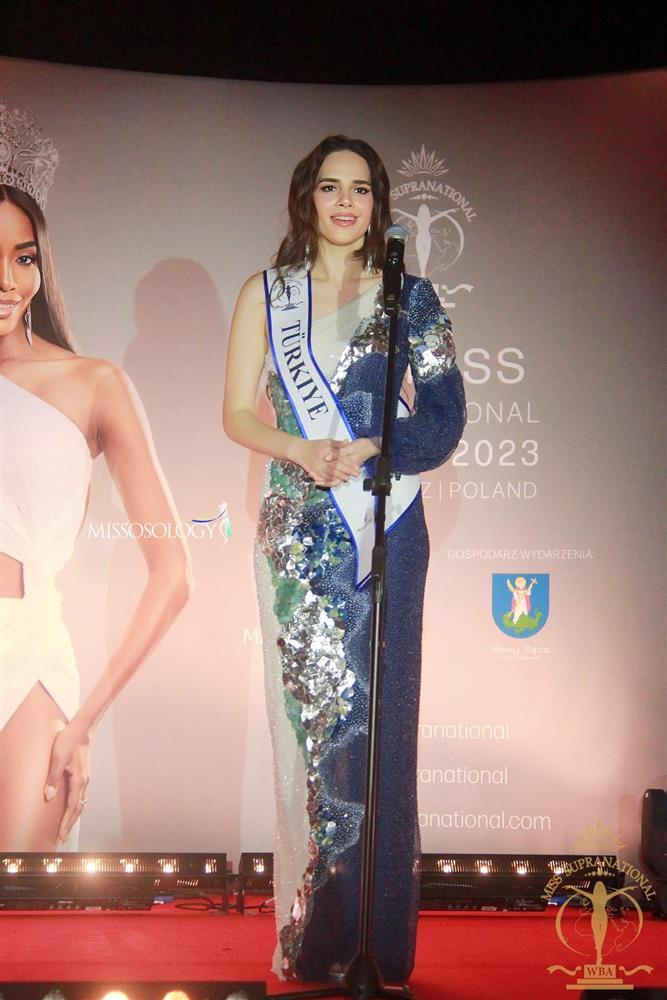 Váy dạ hội sến sẩm ở Hoa hậu Siêu quốc gia-9