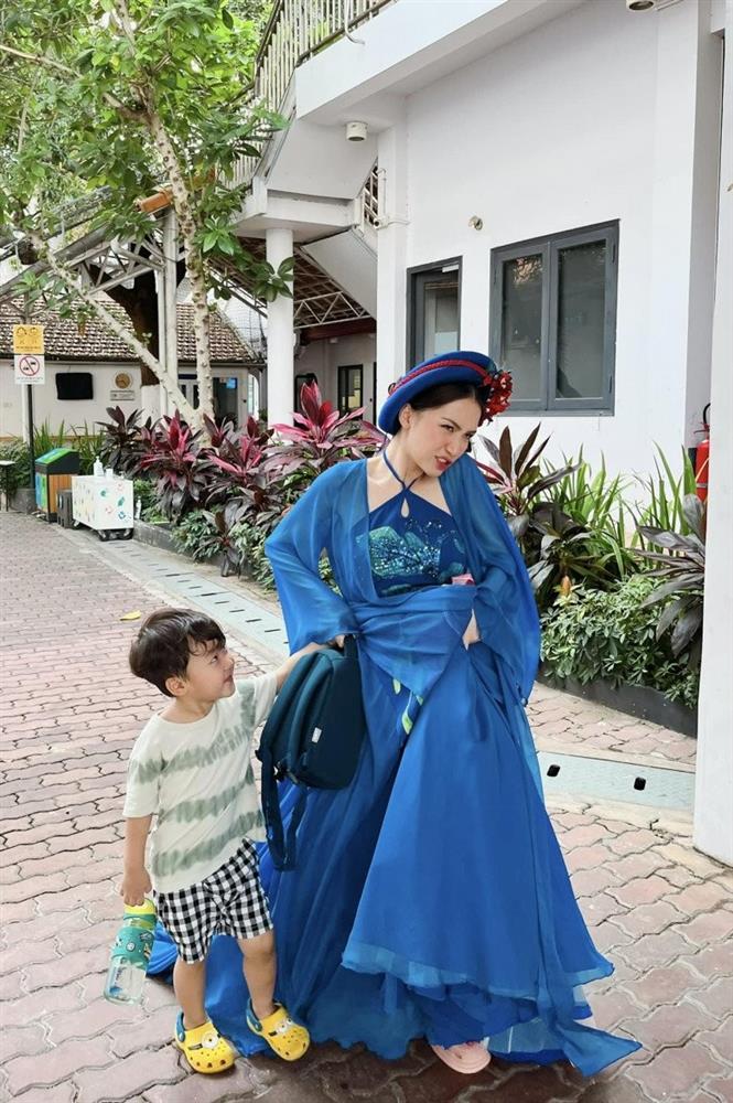 Hòa Minzy ăn diện đồng điệu bên soái ca nhí, chị em đồng loạt xin địa chỉ sắm đồ-4