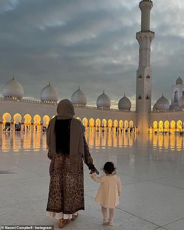 Báo đen Naomi Campbell có con thứ hai ở tuổi 53-3