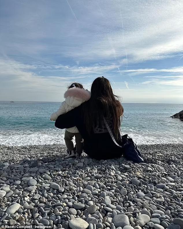 Báo đen Naomi Campbell có con thứ hai ở tuổi 53-4