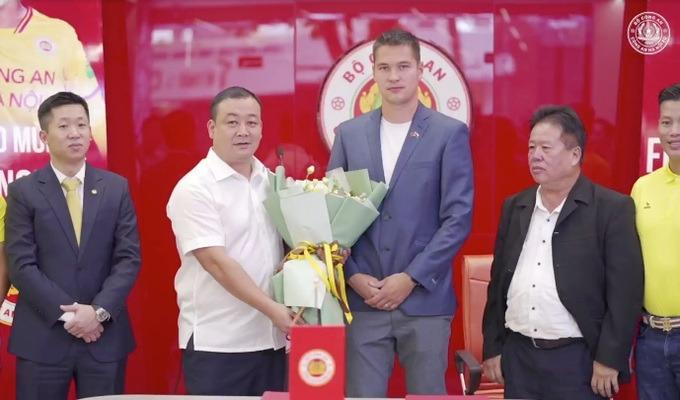 Filip Nguyễn trải lòng trong ngày ký hợp đồng với CLB Công An Hà Nội-2