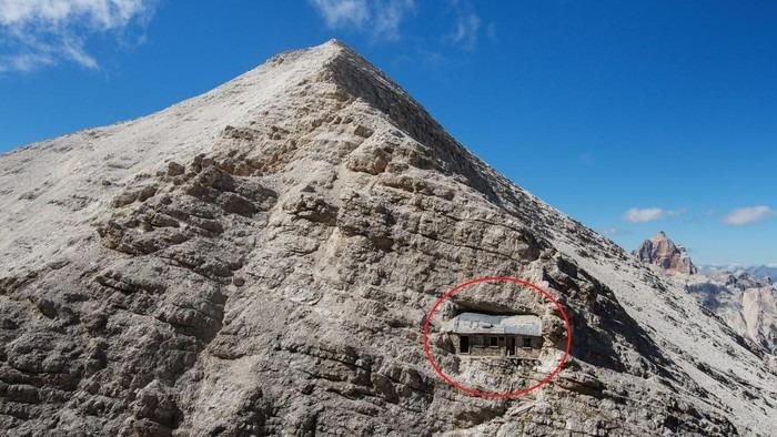 Ngôi nhà cô đơn nhất thế giới nằm lưng chừng giữa vách núi đá-1