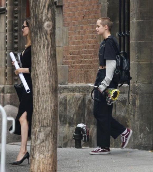 Xôn xao hình ảnh Shiloh nhà Angelina Jolie với kiểu đầu cạo trọc-1