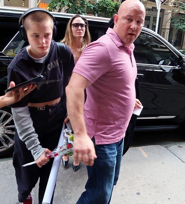 Xôn xao hình ảnh Shiloh nhà Angelina Jolie với kiểu đầu cạo trọc-2