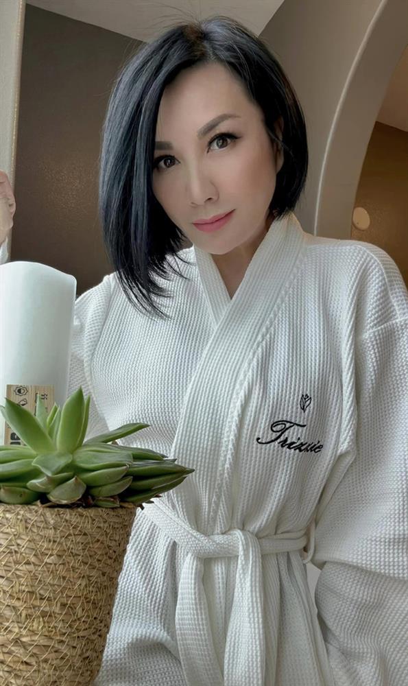 Tuổi 57 của vợ cũ Bằng Kiều: Qua 3 lần sinh nở, sắc vóc tươi trẻ săn chắc-6