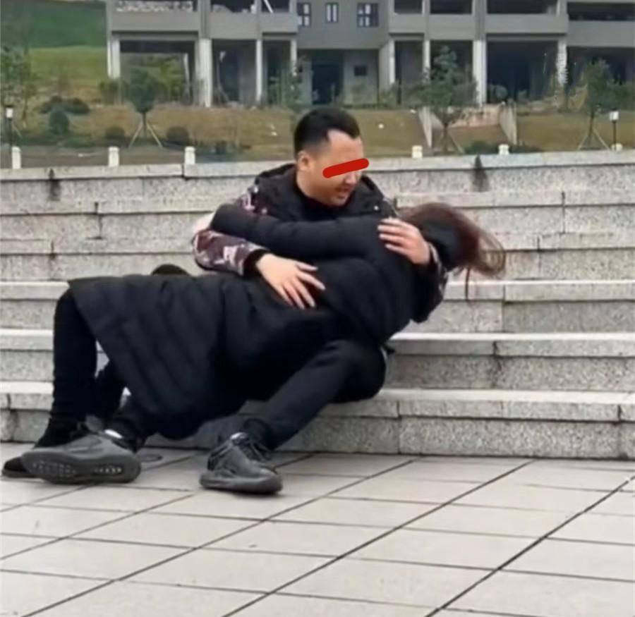 Cặp đôi yêu 8 năm ôm nhau khóc nức nở vì phải chia tay do tiền sính lễ-1