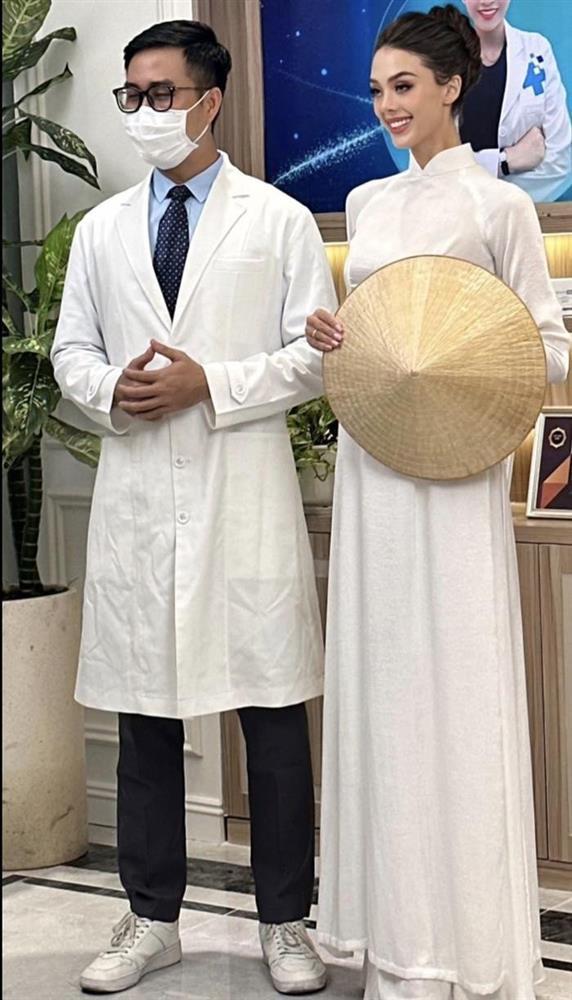 Vợ Tây của Bùi Tiến Dũng dáng chuẩn như thiên thần nội y, vẫn thất thủ khi diện áo dài trắng-3