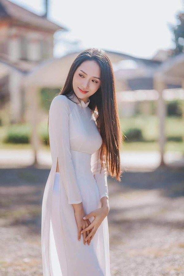 Vợ Tây của Bùi Tiến Dũng dáng chuẩn như thiên thần nội y, vẫn thất thủ khi diện áo dài trắng-7