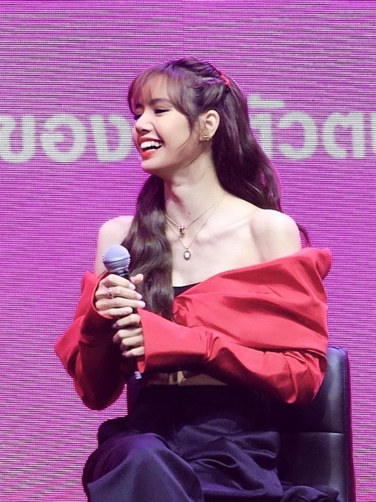 Lisa BLACKPINK mở hàng BST Thu Đông 2023 của NTK Công Trí-1