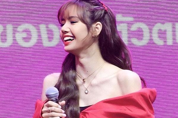 Lisa (Blackpink) khoe mặt mộc xinh đẹp trên đường phố Paris-8