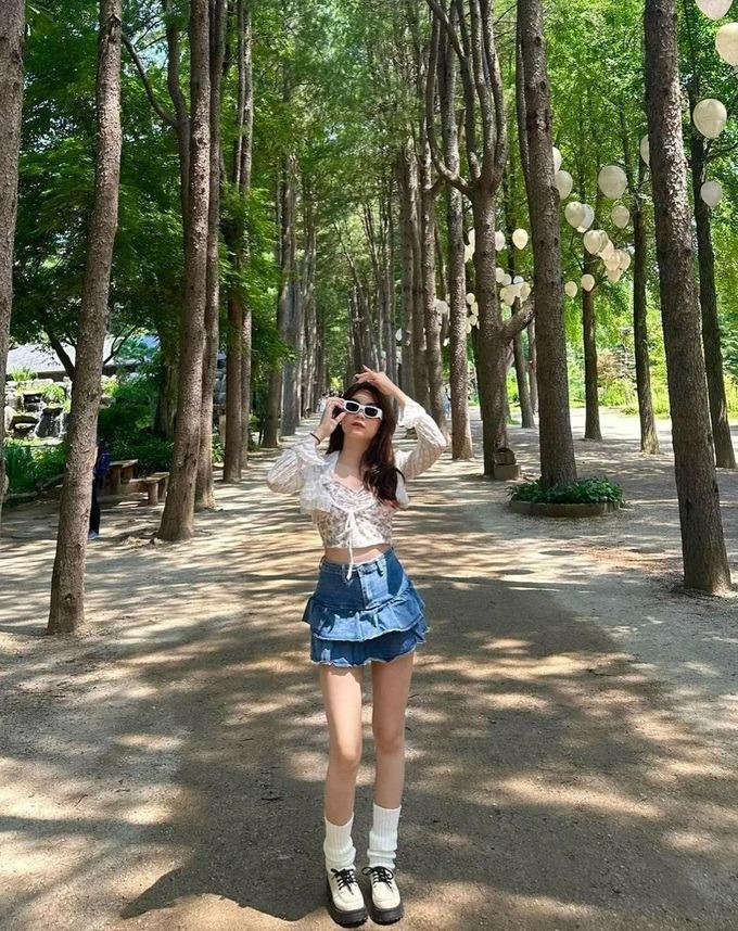 Hai con gái MC Quyền Linh thích diện váy ngắn tôn chân thon dài-5