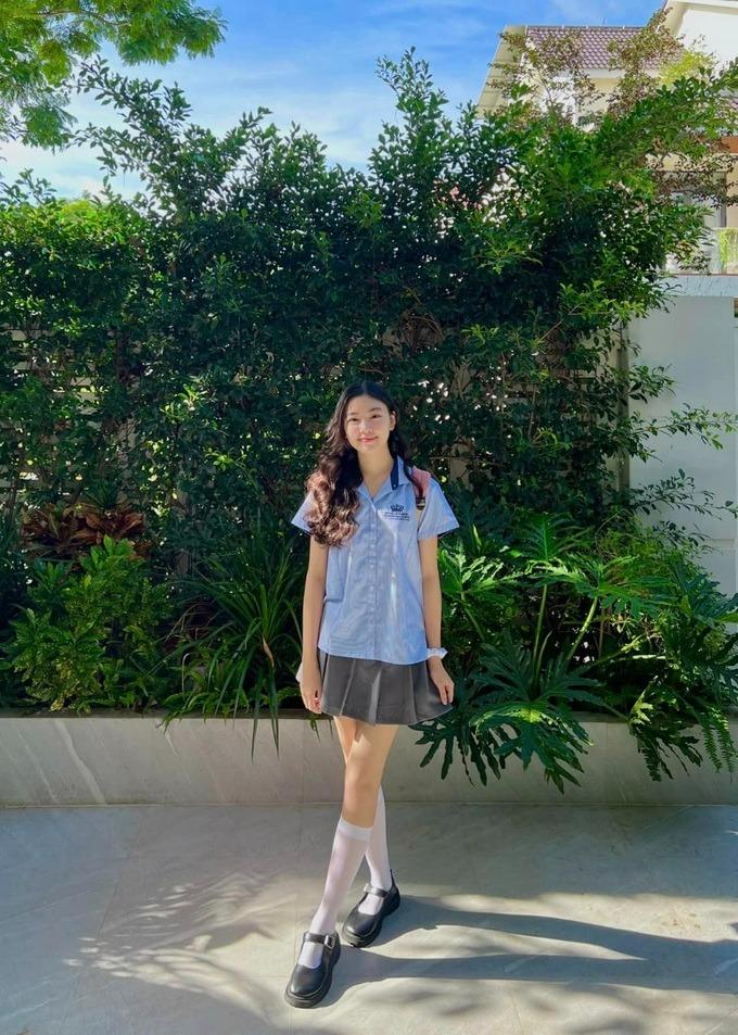 Hai con gái MC Quyền Linh thích diện váy ngắn tôn chân thon dài-2