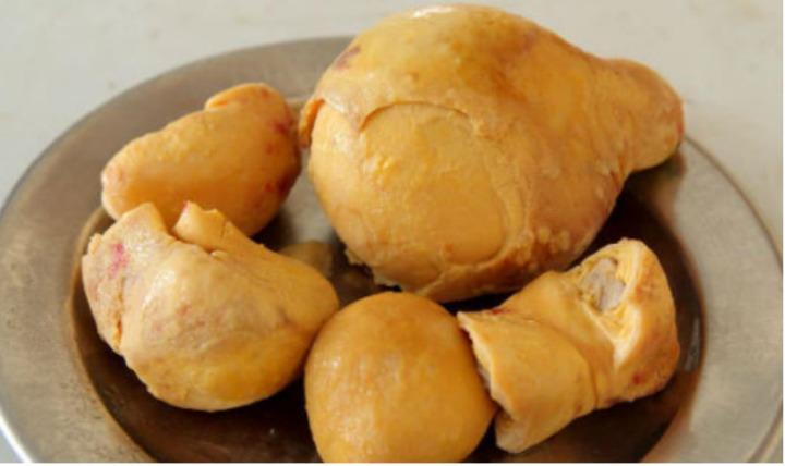 Phát hiện vật thể lạ trong bụng con gà, nhiều người đề nghị mua lại giá tiền tỷ-1