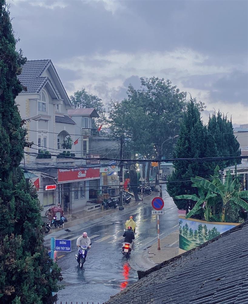 Đà Lạt mưa ngập, sạt lở, du khách bể kèo vui chơi, vội vã đổi lịch trình-1