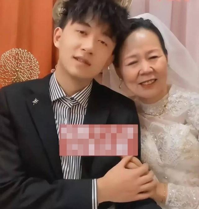 Vợ 41 tuổi nhưng già như 60, lấy chồng trẻ 22 tuổi, năm nàng 19 tuổi chàng mới ra đời-1