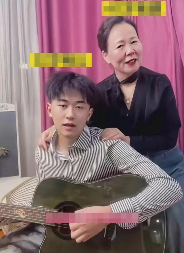 Vợ 41 tuổi nhưng già như 60, lấy chồng trẻ 22 tuổi, năm nàng 19 tuổi chàng mới ra đời-2