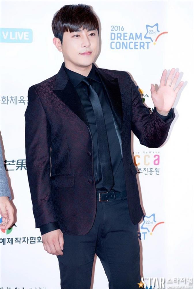 Bắt khẩn nam ca sĩ nổi tiếng 38 tuổi lừa đảo nhiều người-1