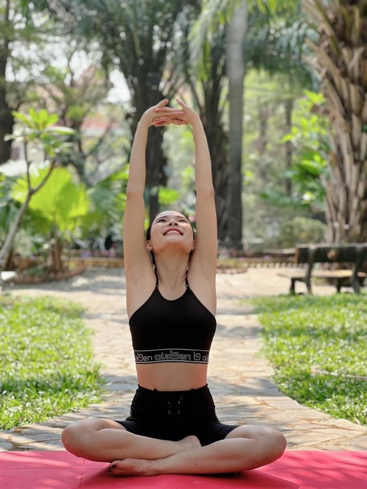 Mỹ nhân Sài Thành U40 tập tư thế dốc ngược giữ đường cong, chồng ghen ra mặt khi thấy ảnh bikini-7