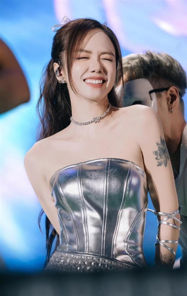 Mỹ nhân Việt Nam duy nhất được vua hài Châu Tinh Trì để mắt tới, mê xăm mình, bấm rốn-7