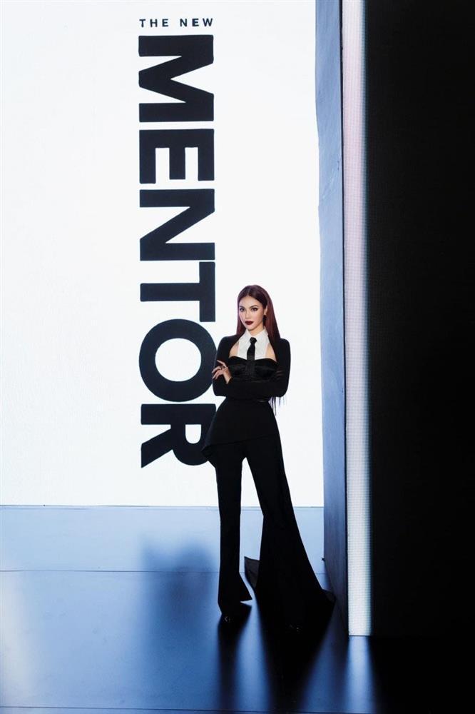 Khi 4 chị đại The New Mentor lên đồ chặt chém nhau, Thanh Hằng về nhất, vừa diện áo trắng vừa làm việc khó tin-9