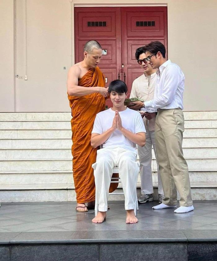 Hoàng tử nụ cười James Jirayu cạo trọc đi tu báo hiếu, bạn gái và 2 tình màn ảnh đến ủng hộ-2
