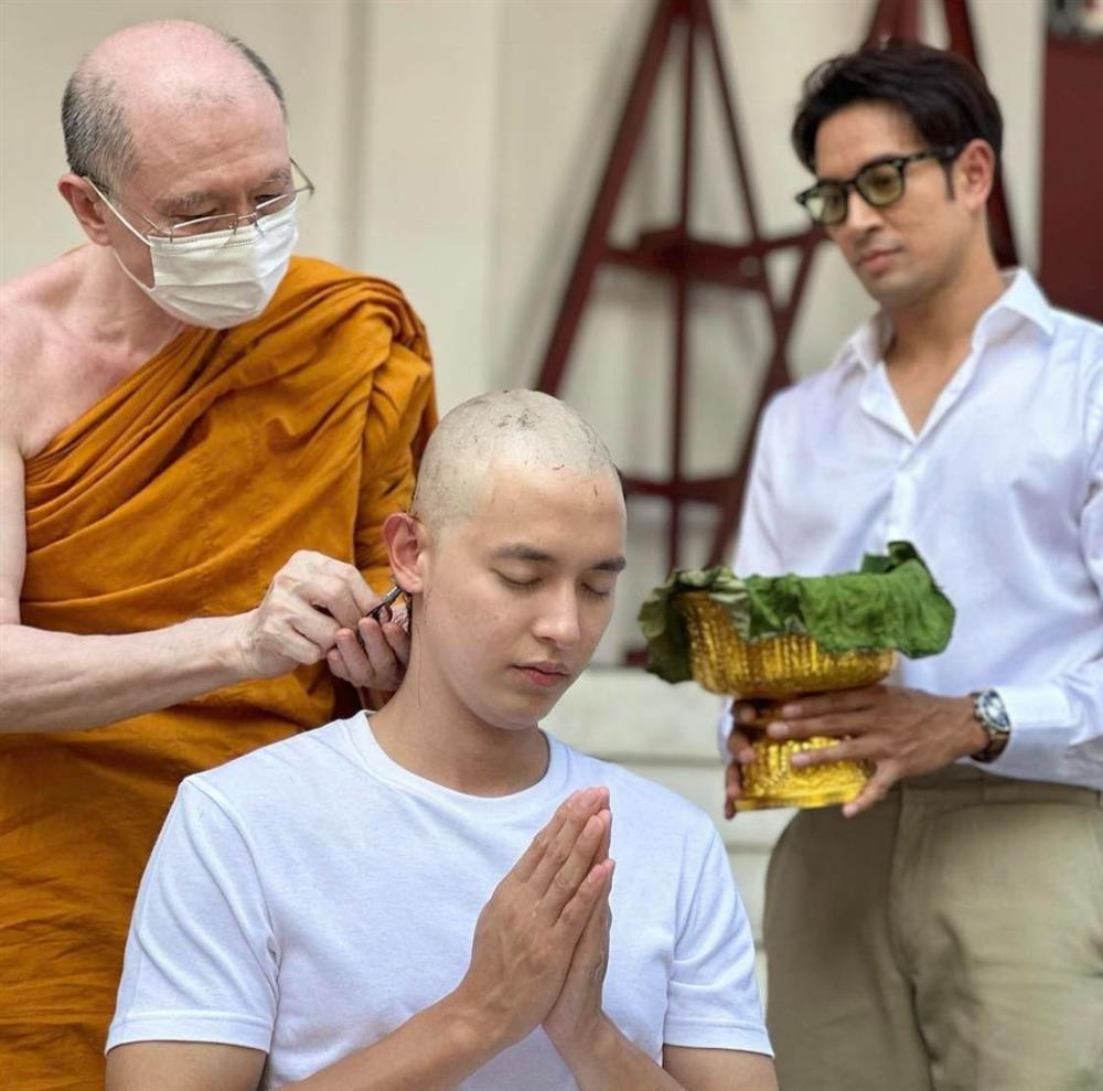 Hoàng tử nụ cười James Jirayu cạo trọc đi tu báo hiếu, bạn gái và 2 tình màn ảnh đến ủng hộ-3
