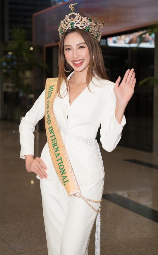 Ông Nawat chính thức lên tiếng về việc Thùy Tiên gỡ danh xưng Hoa hậu Hòa bình Quốc tế-4