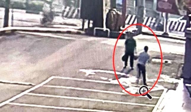 Người phụ nữ bị đâm nhiều nhát và tưới xăng lên người-1