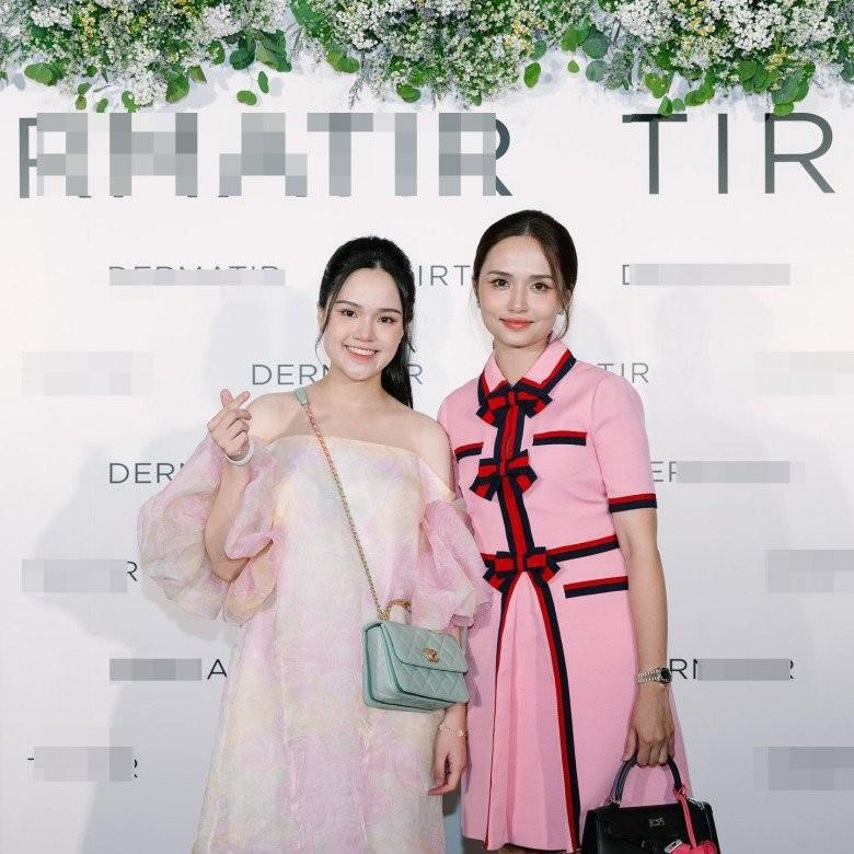 Văn Quyết 32 tuổi tốt nghiệp ĐH, vợ mặc cả cây đen chúc mừng thắp sáng khung hình-5