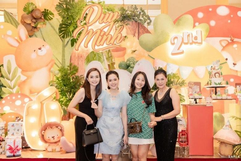 Văn Quyết 32 tuổi tốt nghiệp ĐH, vợ mặc cả cây đen chúc mừng thắp sáng khung hình-7