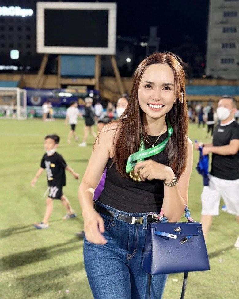 Văn Quyết 32 tuổi tốt nghiệp ĐH, vợ mặc cả cây đen chúc mừng thắp sáng khung hình-10