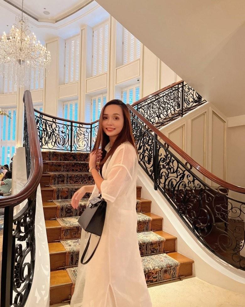 Văn Quyết 32 tuổi tốt nghiệp ĐH, vợ mặc cả cây đen chúc mừng thắp sáng khung hình-9