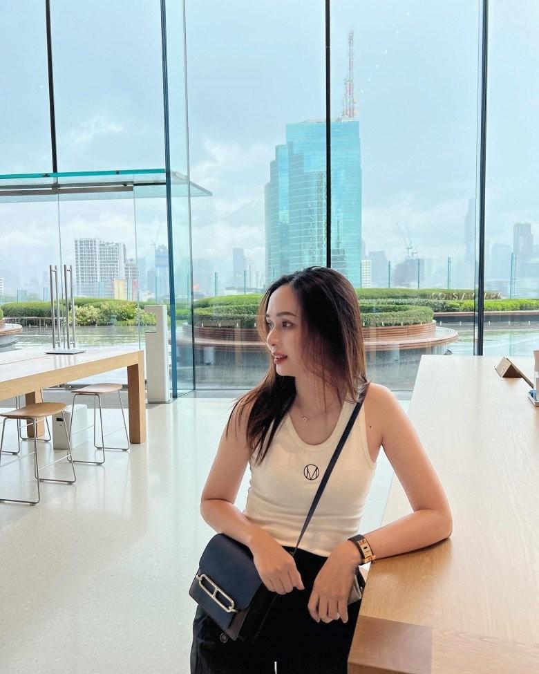 Văn Quyết 32 tuổi tốt nghiệp ĐH, vợ mặc cả cây đen chúc mừng thắp sáng khung hình-11