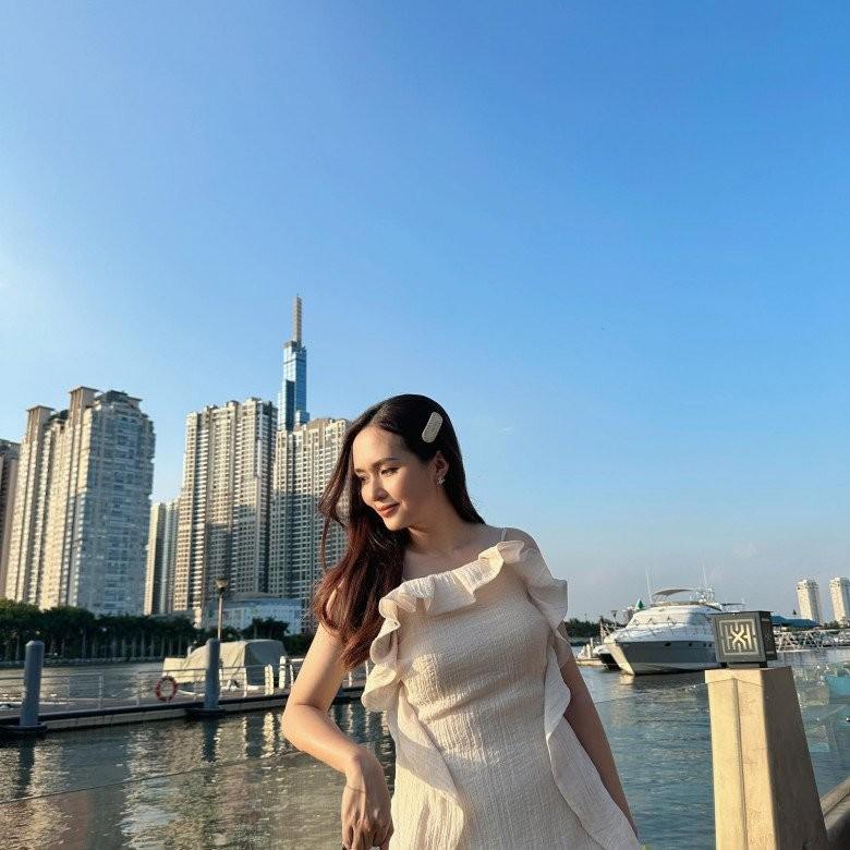 Văn Quyết 32 tuổi tốt nghiệp ĐH, vợ mặc cả cây đen chúc mừng thắp sáng khung hình-6