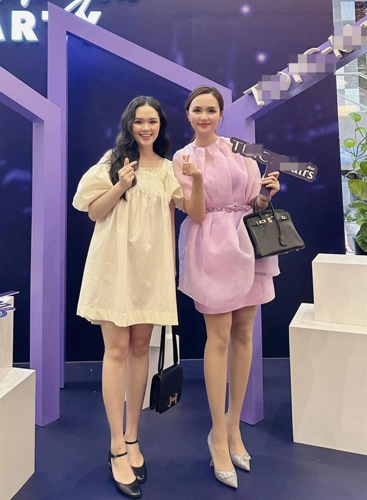 Văn Quyết 32 tuổi tốt nghiệp ĐH, vợ mặc cả cây đen chúc mừng thắp sáng khung hình-4