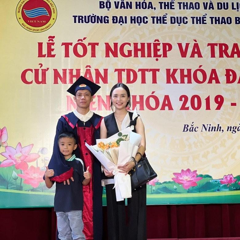 Văn Quyết 32 tuổi tốt nghiệp ĐH, vợ mặc cả cây đen chúc mừng thắp sáng khung hình-1
