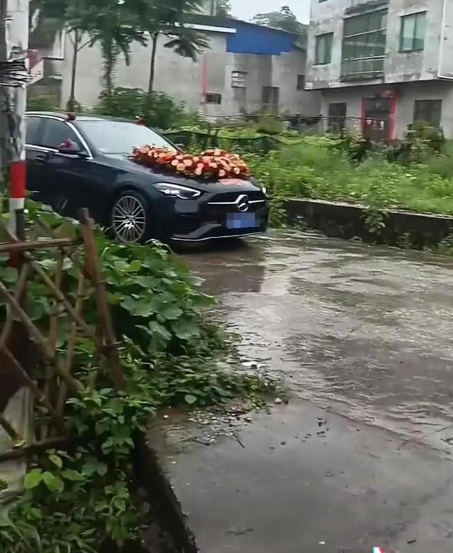 Bé 9 tuổi quỳ trước xe cưới của bố để xin giấy khai sinh, nhiều người phẫn nộ-2