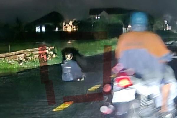 Một phụ nữ ngồi giữa đường gây nguy hiểm cho loạt người đi đường-1