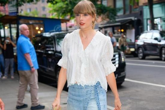 Nữ ca sĩ bị phạt 32 lần vì không bỏ rác