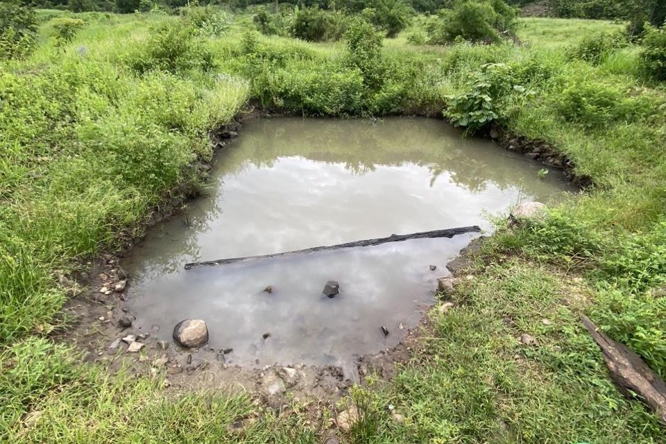 Theo cha mẹ lên rẫy, 3 cháu nhỏ tử vong trong hố nước sâu-1