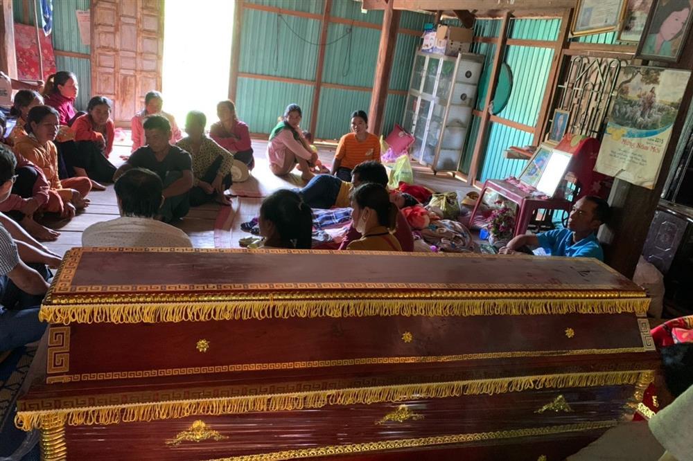 Theo cha mẹ lên rẫy, 3 cháu nhỏ tử vong trong hố nước sâu-2