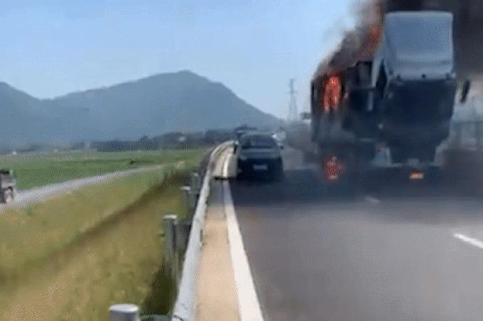 Xe thư báo bốc cháy trên cao tốc Bắc - Nam-1