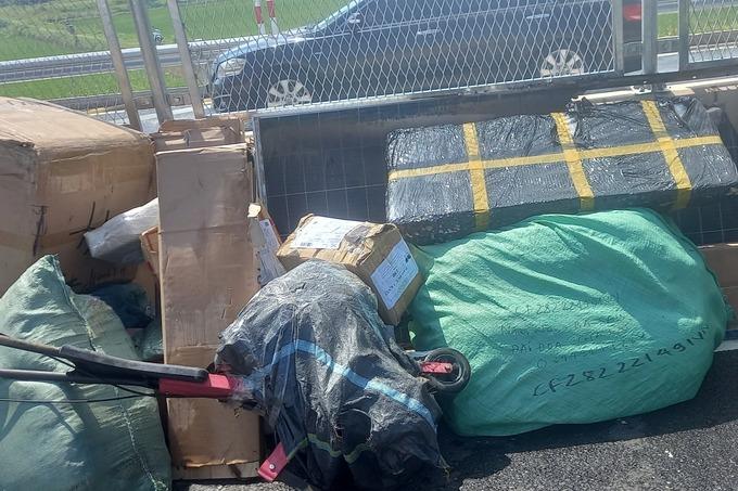 Xe thư báo bốc cháy trên cao tốc Bắc - Nam-3