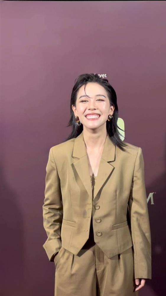 Hậu Hoàng gây bất ngờ với màn lột xác phong cách-1